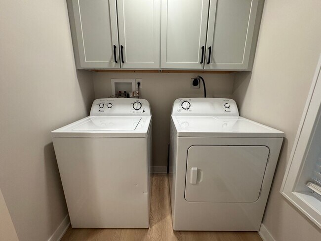 Building Photo - 1234-1236-1236 Summit St