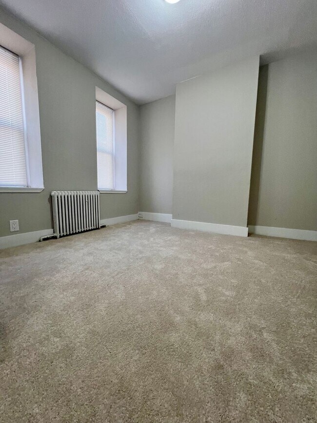 Building Photo - 3-Bedroom + Bonus Room | 1-Bath End-of-Row Townhome in Norristown – Available Now!