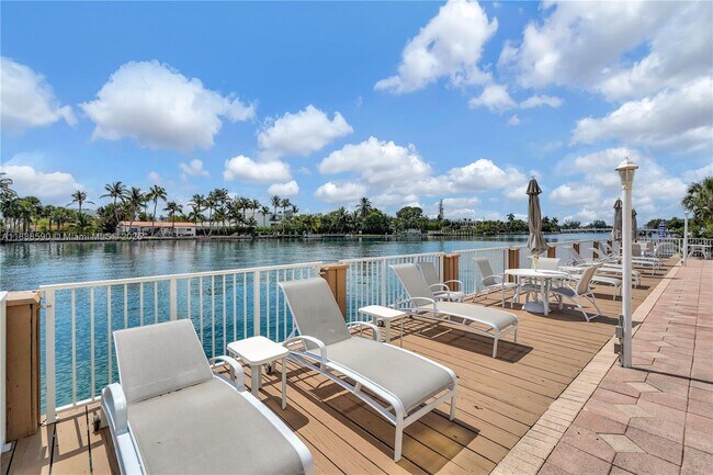 Building Photo - 9111 E Bay Harbor Dr