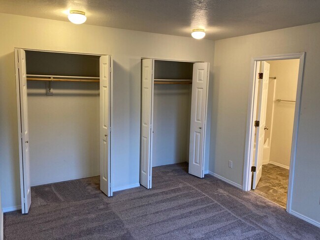 Building Photo - Two Bedroom Duplex in South Salem, Landscaping Included!