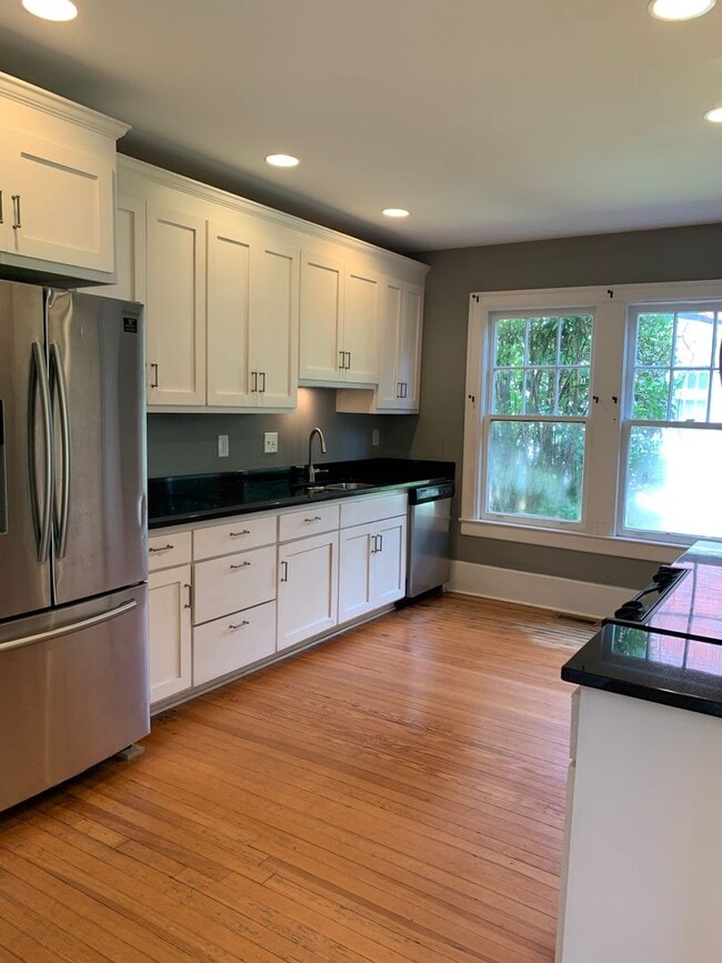 Building Photo - Beautiful Historic 3 Bedroom 2 Bath House on Colonial Drive