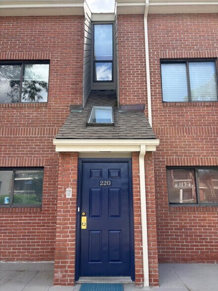 Building Photo - 15 River Rd