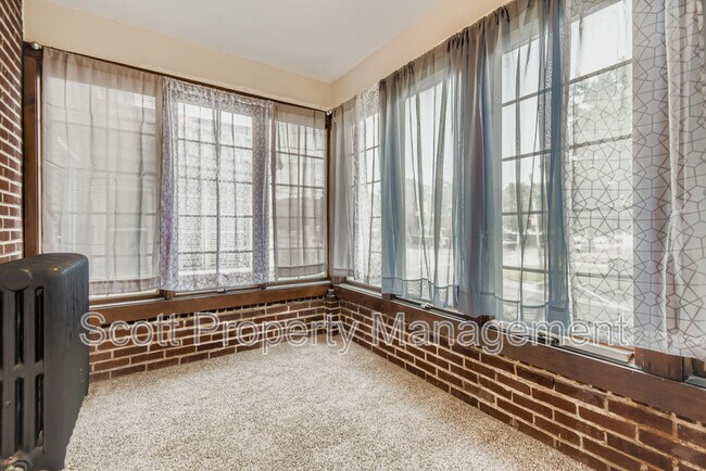 Building Photo - 824 E 33rd St