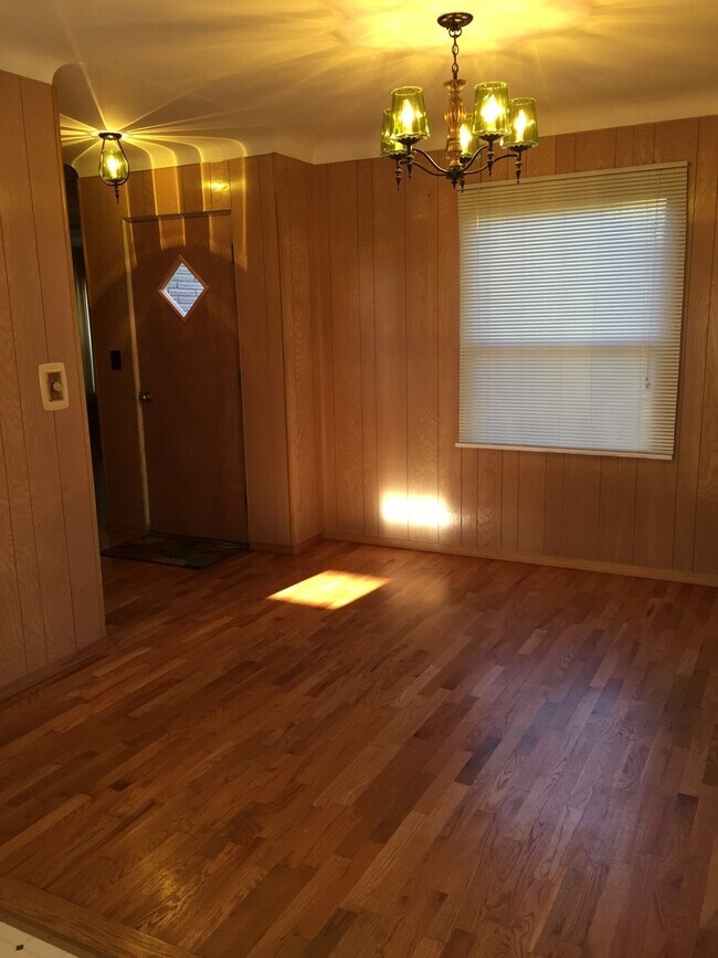 Building Photo - Darling Home in Historic Yakima Neighborhood