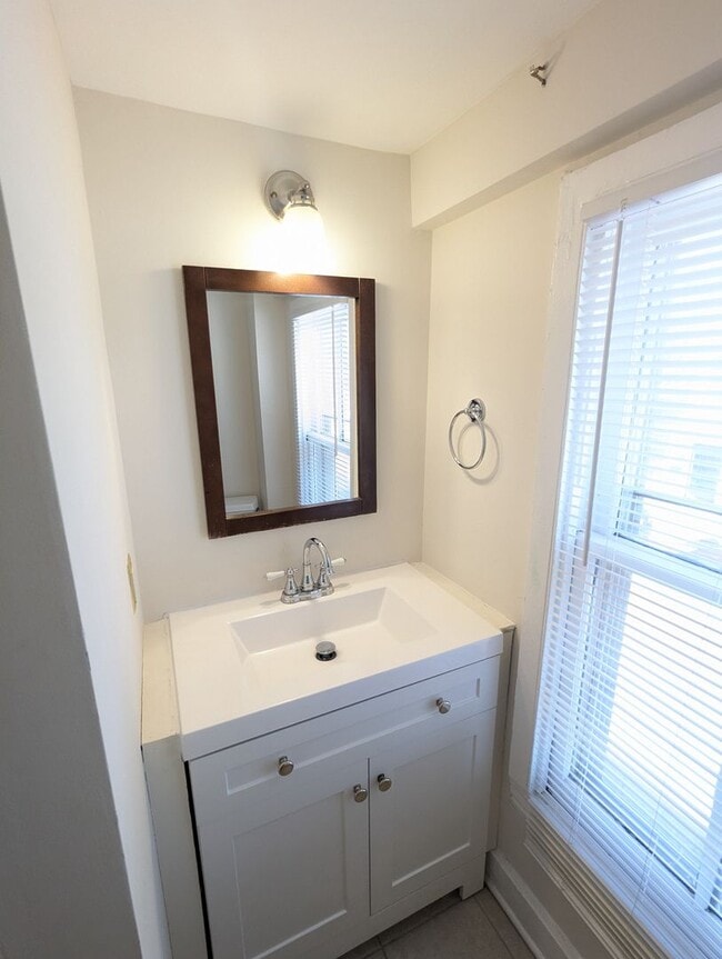 Building Photo - Charming two level row house in downtown Frederick available now!