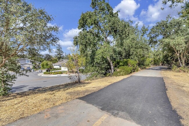 Building Photo - Great Location! Great Schools! Month to Month Only!