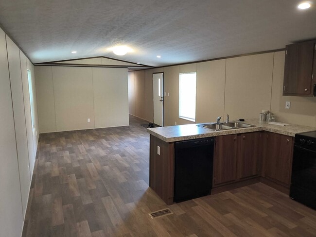 Building Photo - 112 Southlake Dr.