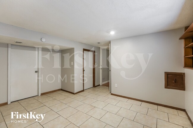 Building Photo - 1805 SW Speas Dr