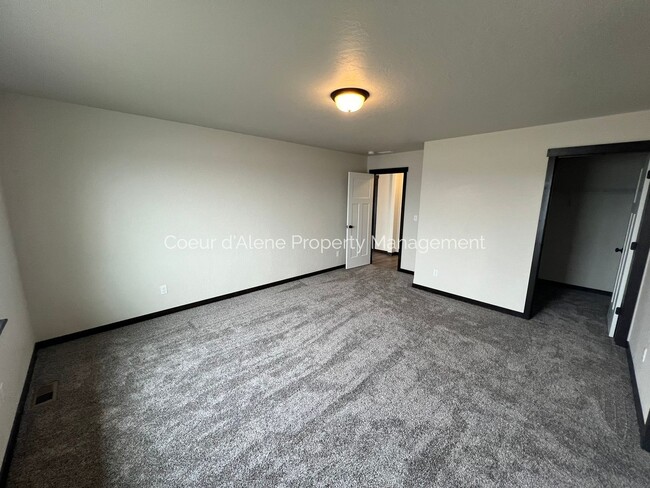 Building Photo - 3 bed, 2 bath house