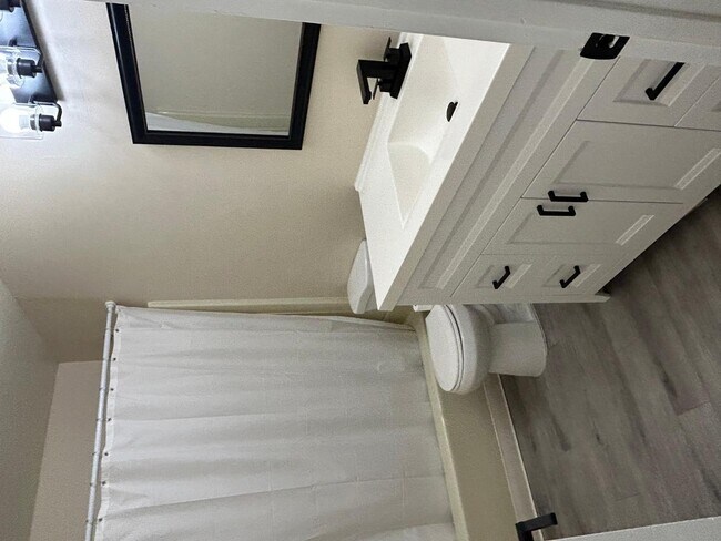 Building Photo - 726 E 3rd Ave