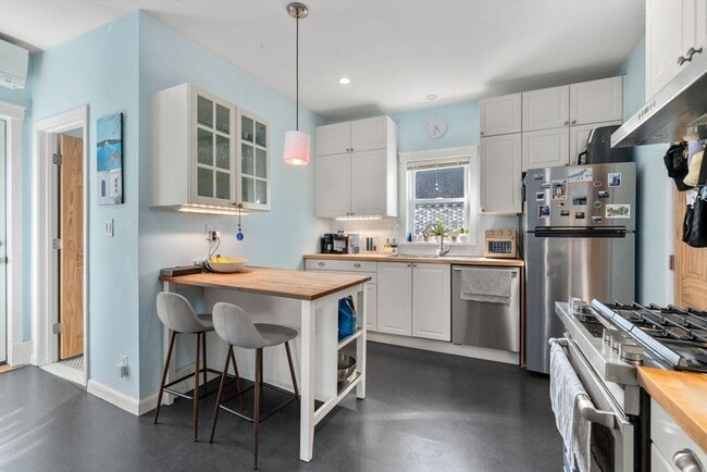 Building Photo - 32 Richardson St