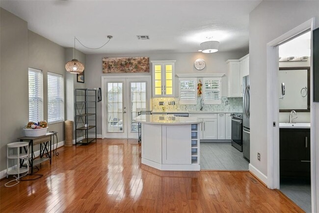 Building Photo - 632 Charles Ct S