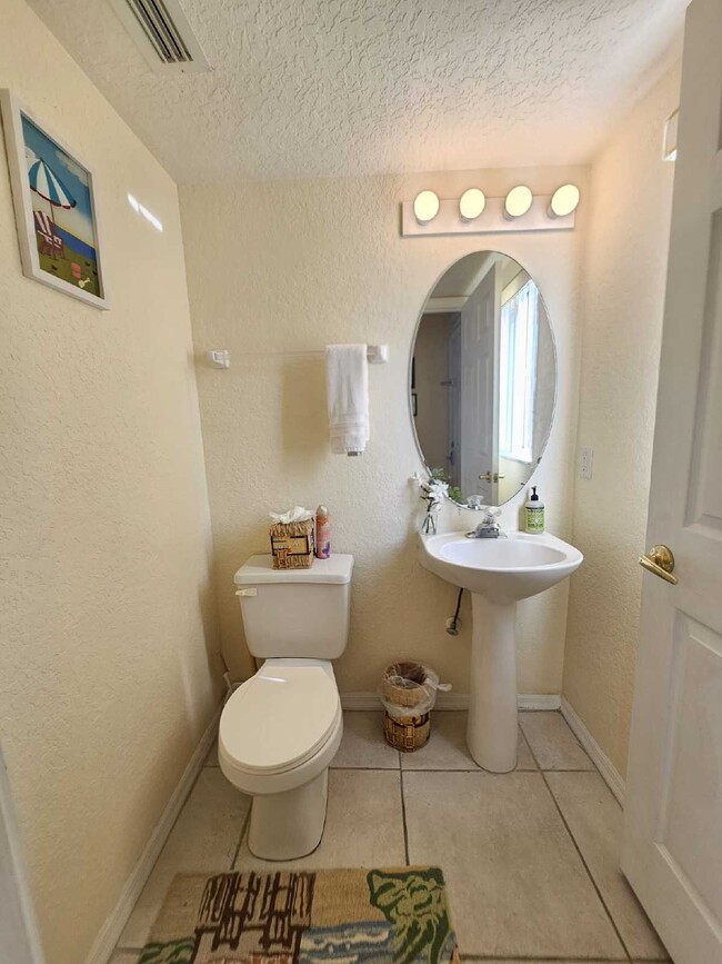 Building Photo - Charming Cape Canaveral Townhouse: 2 Bed, ...