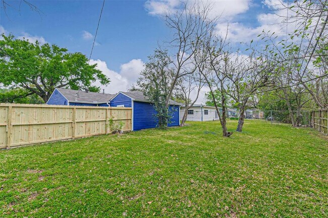 Building Photo - 1539 Pleasantville Dr