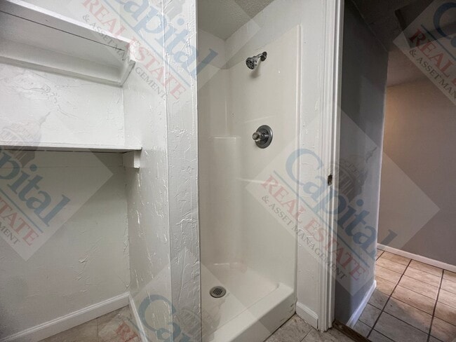 Building Photo - Large 4 Bedroom Home