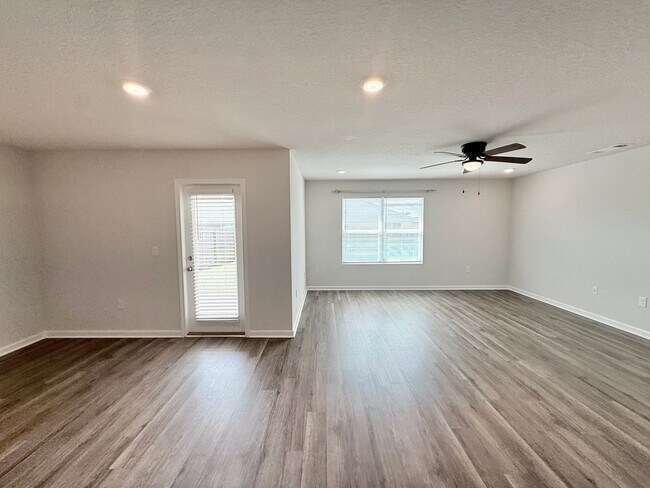 Building Photo - 4-Bedroom Home - Woodlands