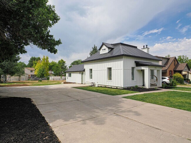 Building Photo - NEWLY REMODELED HISTORIC HOME IN DOWNTOWN PLEASANT GROVE!