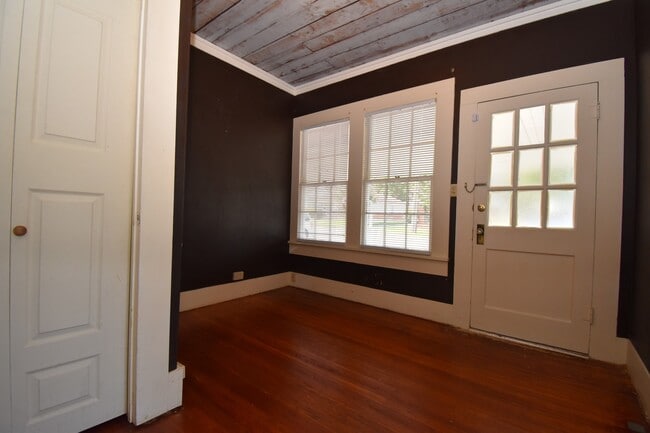 Building Photo - Recently Updated 3 Bedroom House