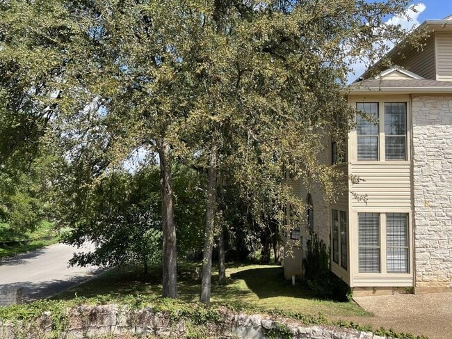 Building Photo - 501 Westbrook Dr