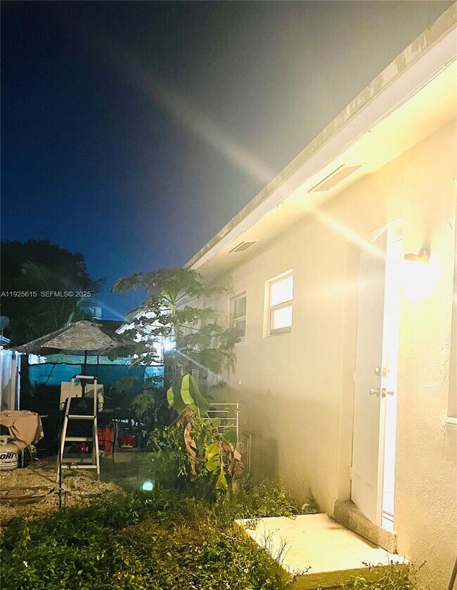 Building Photo - 1800 Miami Rd