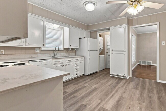 Building Photo - "Adorable 2-Bedroom, 1-Bath in Home with Beautiful Oak Floors, Spacious Yard and Lawn Service Inc...