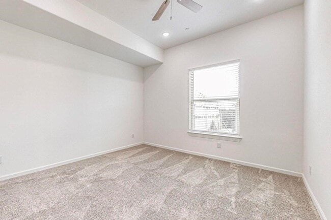 Building Photo - 4 Bed 3 Bath Luxurious Townhome in Frisco!