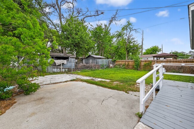 Building Photo - 2446 Mayview Dr