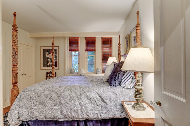 Building Photo - 6 Howe Ave