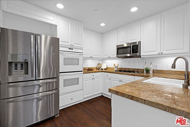Building Photo - 5625 Crescent Prk W