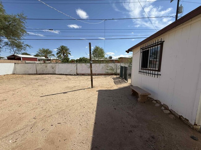 Building Photo - 4832 E 24th St