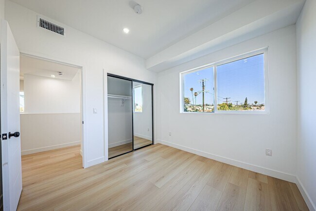 Building Photo - 2847 S Victoria Ave