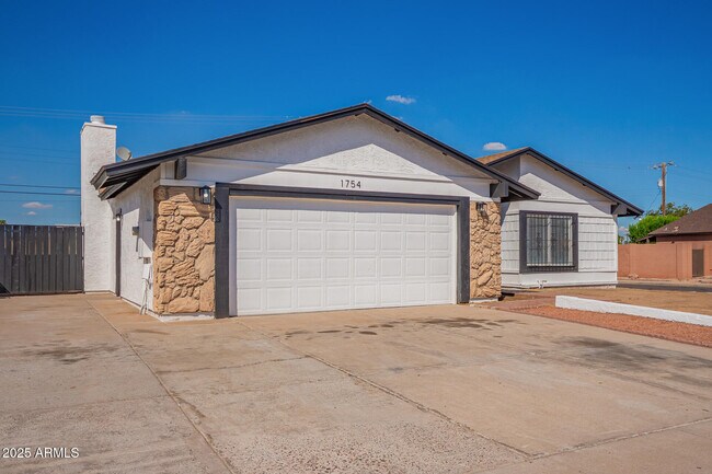 Building Photo - 1754 E Alta Vista Rd