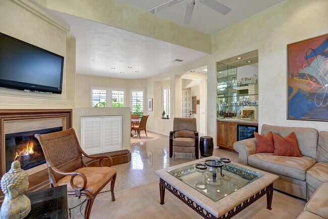 Building Photo - 383 Desert Holly Dr