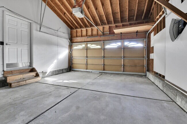 Building Photo - $2,795, 3-bed, 2-bath, located in Denver.