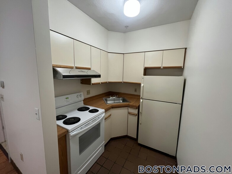 Primary Photo - 81 Essex St