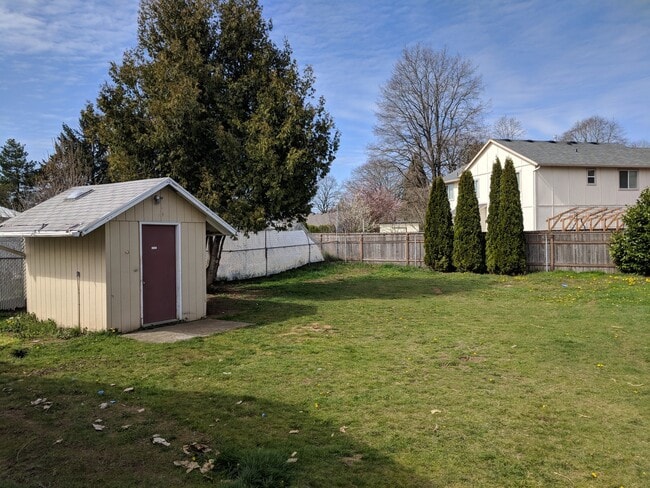 Building Photo - Great SE Portland Bungalow Close to Lynchview Park!