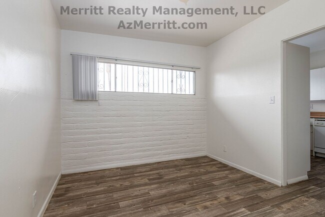 Building Photo - 4 Bedroom, 2 bath, air conditioned, fenced...