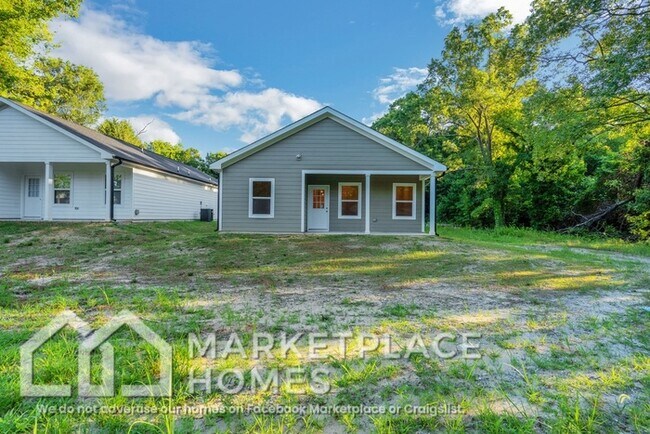 Building Photo - 3910 Standish Dr