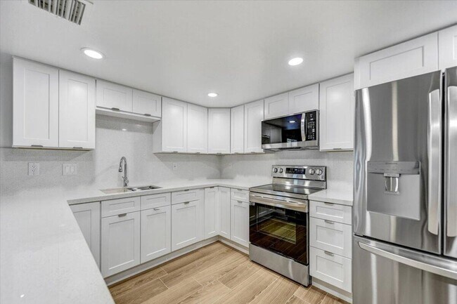 Building Photo - 12641 N Mimosa Dr