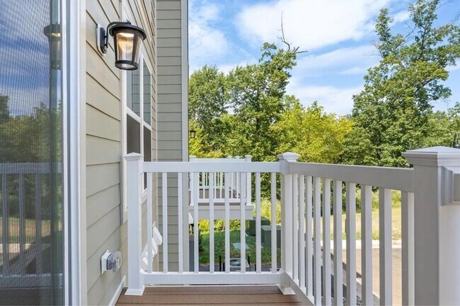 Building Photo - 3BD/2.5Ba Brand New End-Unit condo in vibrant One Loudoun