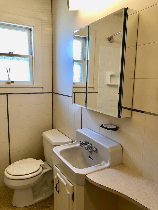 Building Photo - Charming North Hill Home with Beautiful Landscaping and Water Included!