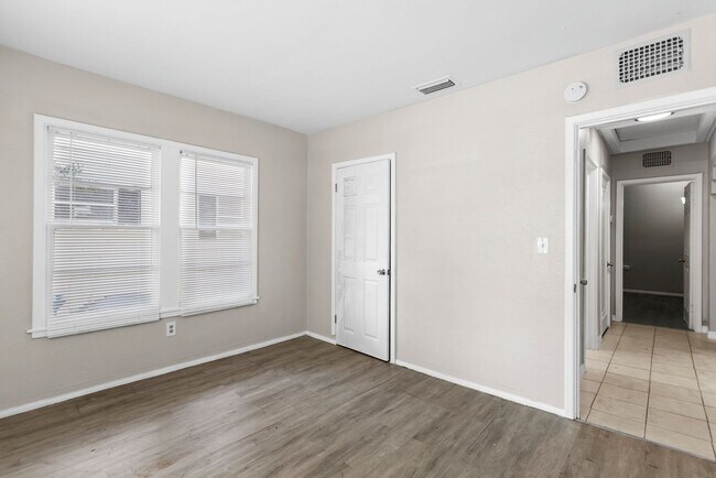 Building Photo - Spacious 3bdrm/1bath House $2295.00 ** Fen...