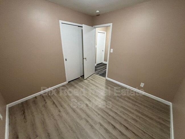 Building Photo - 301 Cranewood Dr