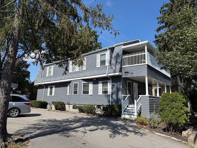 Building Photo - 87 Floral St