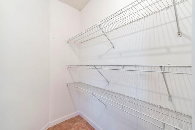 Building Photo - 210 Lake Pointe Dr