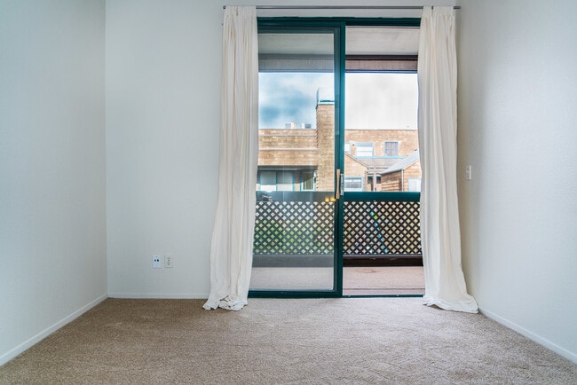 Building Photo - Great 2 Bedroom condo in UTC!