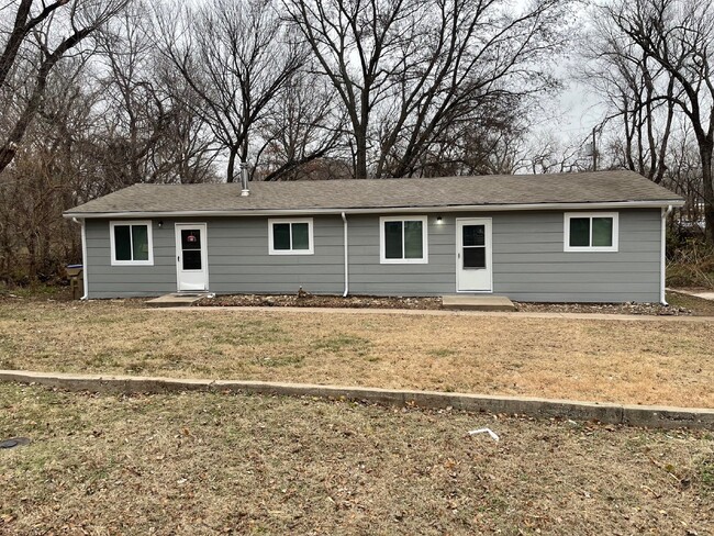 Primary Photo - Charming 2 Bed/1 Bath Duplex in Derby, KS ...