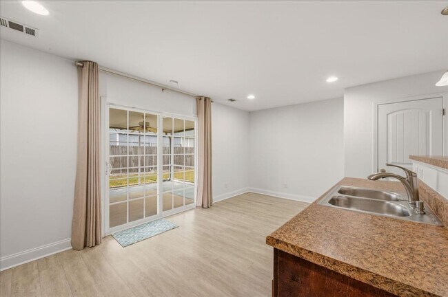 Building Photo - Spacious 5-Bedroom Home with Screened Patio & Private Fenced Yard in Guyton