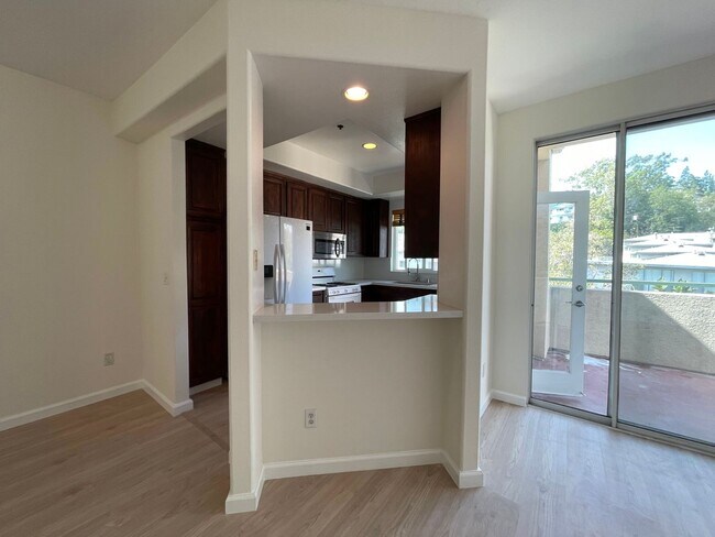 Building Photo - Top-Floor large condo on tree-lined street