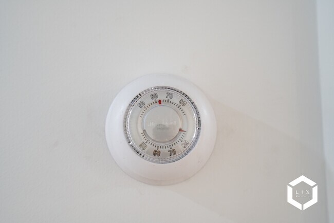 Building Photo - Remodeled 2 Bedroom Apartment with Private...